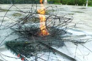 Нравы подростков: Вечный огонь, как место для голых фотосессий или мангал