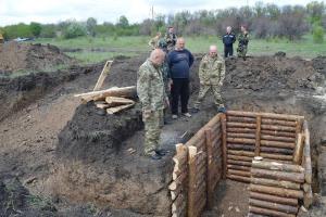 Житомирские мастера помогают возводить фортификационные сооружения на Бахмутке