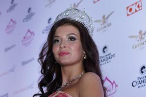 Народу не понравилось платье цветов государственного флага на российской красавице