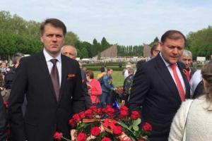 Добкин возложил цветы к памятнику Воину-освободителю в Берлине