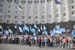 Лидеры профсоюзов вывели людей на пикет под здание Кабмина