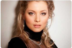 Лена Ленина призывает нежиться под лучами солнца и купаться в океане в кружевном нижнем белье