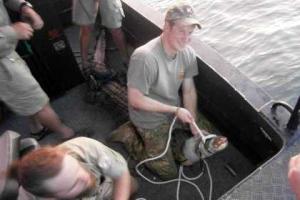 Внук королевы Великобритании занялся ловлей крокодилов