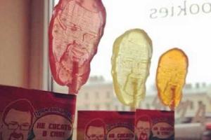 Участники питерской гей-акции сосали и грызли леденцы в виде головы депутата Милонова