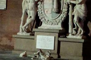 Памятник "прожил" более 300 лет, пока туристы не захотели с ним сфотографироваться