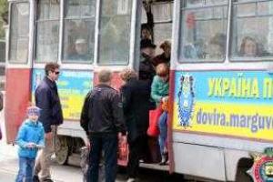 По улицам Мариуполя весело бегает трамвай в "милицейском наряде"