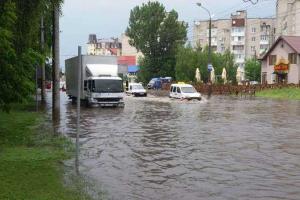 Мощный ливень парализовал движение транспорта в Луцке 