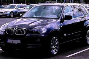 Круто попала: ревнивая девушка по ошибке "от души" раздолбала чужой BMW X5 