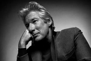 Седовласый Ричард Гир нежится в объятиях молодой возлюбленной