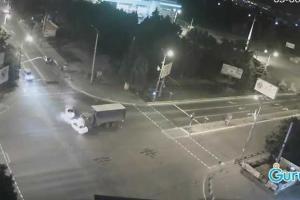 В Мариуполе военный грузовик протаранил две "легковушки", есть пострадавшие