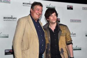 Британский актер Стивен Фрай и его молодой супруг мечтают о наследнике