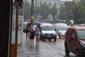 В Черновцах мощный ливень остановил движение электротранспорта