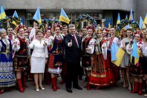 Мариупольские студенты вручили Президенту подарок, сделанный своими руками