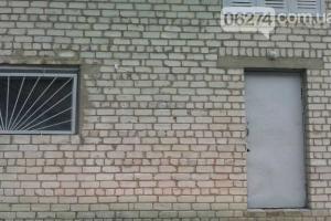 Мемориальную доску украинскому активисту, погибшему в Донецке, украли в Артемовске