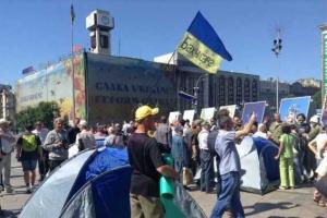 На Майдане вновь "выросли" палатки, народ требует  "на разговор" Порошенко