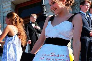 Выпускница из Канады сделала своими руками оригинальное бумажное платье для бала