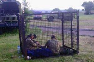 Радикальное перевоспитание: пьяных солдат сажают в клетки на всеобщее обозрение