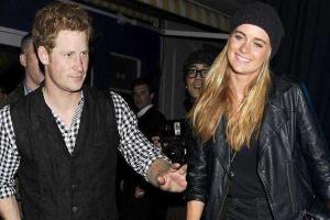 СМИ: Принц Гарри тайно обручился с давней подругой, королева Елизавета II благословение на брак дала