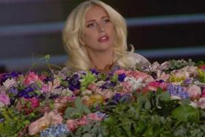 Эпатажная Леди Гага удивила и покорила публику новым романтическим образом