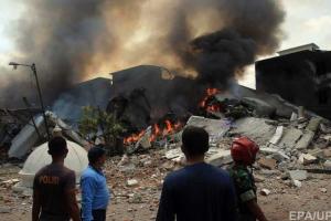 Прямо на головы мирных жителей упал военный самолет в Индонезии, много погибших