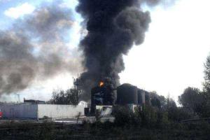 Пожар на нефтебазе под Киевом продолжается: сохраняется угроза взрыва