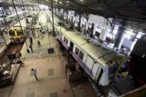 В Индии пассажирский поезд "выпрыгнул" на платформу