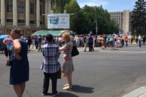 ​Митинг в Донецке: боевики пока снисходительны к митингующим, но активистов берут на заметку