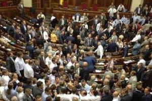Трибуна парламента вновь "окружена" народными депутатами, политические "бои" продолжаются