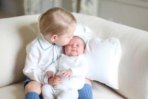 Первые официальные фото пятой правнучки королевы Елизаветы II