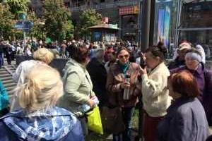 В центре столицы активисты проводят митинг, используя унитаз и маски Порошенко, Яремы, Шокина