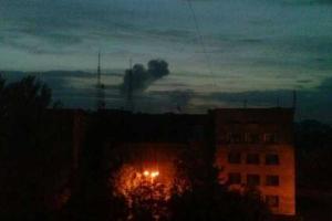 В Донецке спасатели и пожарные пытаются потушить пожар на крыше многоэтажки