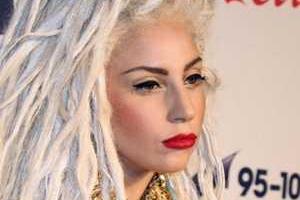 Леди Гага продолжает эпатировать публику: певица "светила" голой грудью на улицах Нью-Йорка