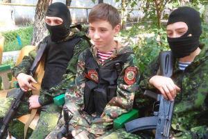 Для "красивой картинки" российские журналисты в "ДНР" подкармливают и наряжают беспризорных детей