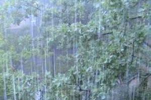 Сильный ливень превращает центр Мариуполя в Венецию