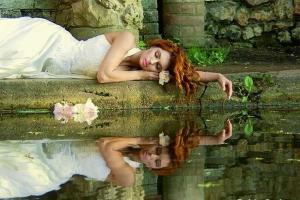 Ученые сравнили действие женской красоты с гипнозом