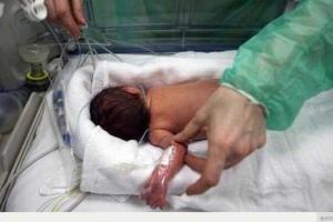 Шок: жительница Китая чуть не откусила руку своему новорожденному ребенку