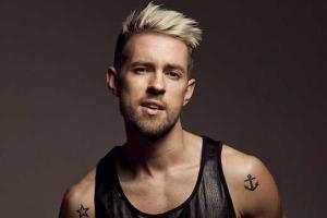 ​​​​Маркус Рива разделся в новом клипе перед девушками группы REAL O