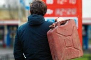 В города "ДНР" начали завозить бензин, возле заправок - огромные очереди