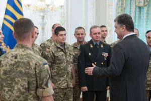 Порошенко провел встречу с воинами-освободителями Славянска и Краматорска и вручил награды героям