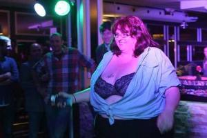 Уникальной стриптизерше не мешает лишний вес: публика в восторге от ее пышного тела