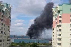 Небо Москвы заволокло едким дымом: идет борьба с огнем на территории бывшего завода ЗИЛ