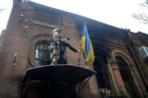 Ляшко водрузил украинский флаг на здании СБУ в Славянске