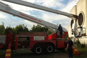 В Киеве при демонтаже конструкции для крепления антенны мобильной связи травмировались трое рабочих