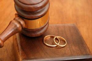 В нескольких областях России запретили разводиться