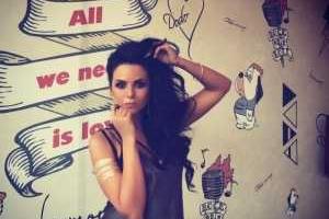 Настя Каменских появилась на "лавандовой свадьбе" подруги в изысканном платье