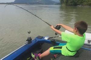 Крутой улов 9-летнего мальчика-рыбака