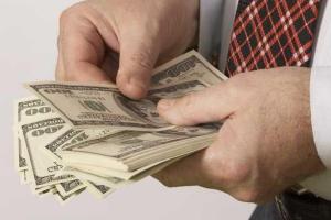 Стала известна зарплата чиновников "ЛНР", за которую они "рвут жилы"