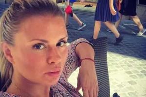 Анна Семенович нежится в отпуске и демонстрирует поклонникам роскошный загар