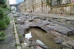 Яценюк: В Украине планируют построить 200 км новых дорог