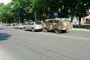 В Мариуполе военный автомобиль "поцеловал" Лексус "в зад"